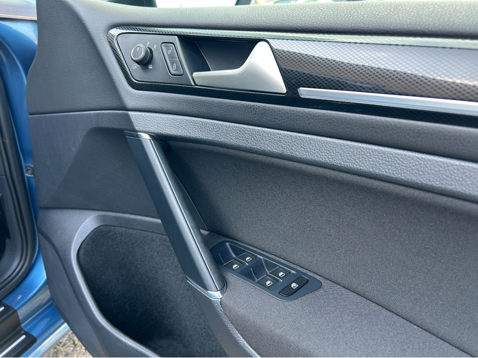 2015 Volkswagen Golf - image 8
