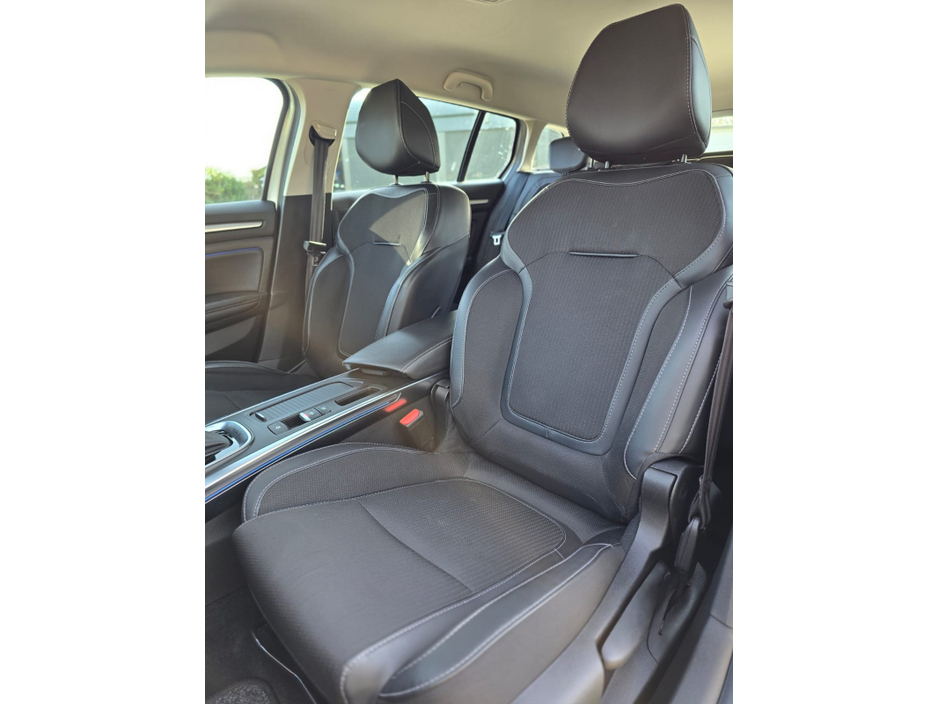 2021 Renault Megane - image 23