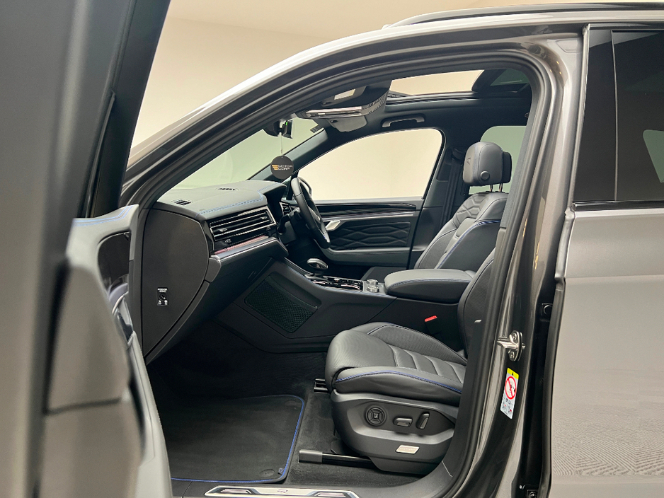 2025 Volkswagen Touareg - image 14