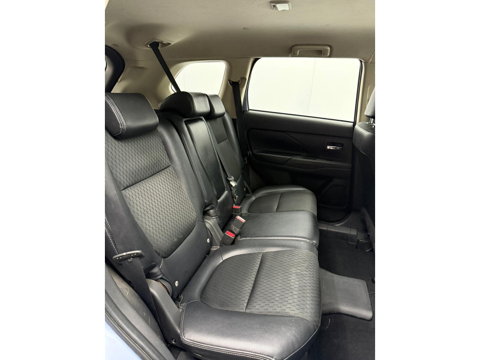 2015 Mitsubishi Outlander - image 8