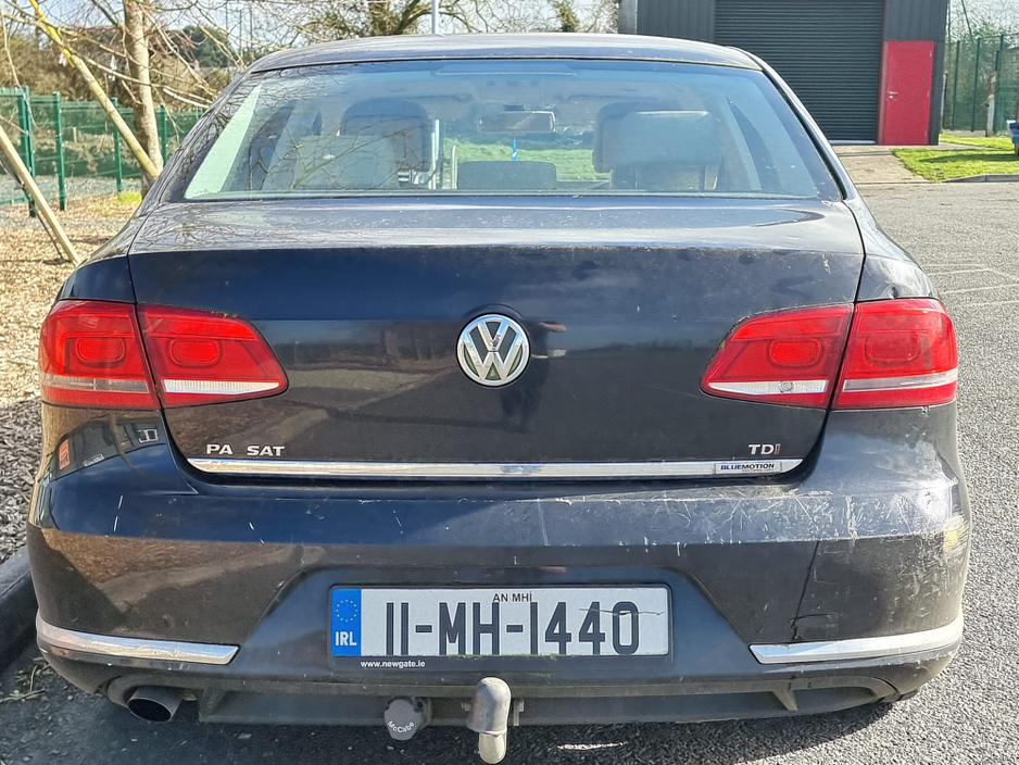 2011 Volkswagen Passat - image 3