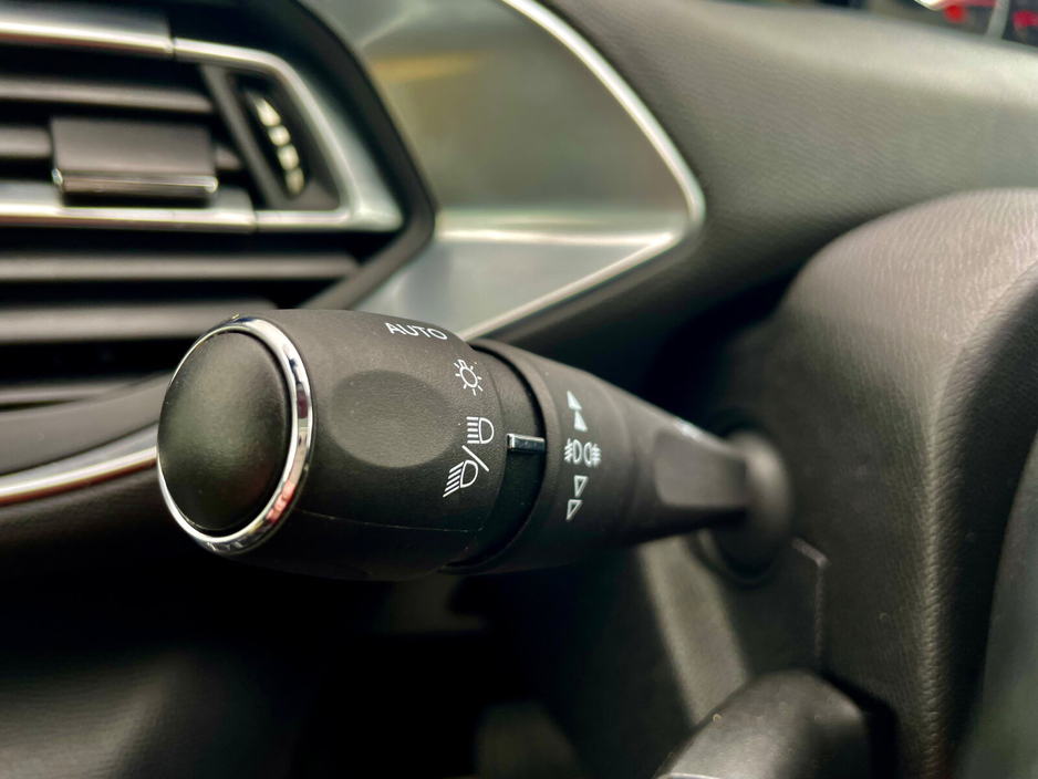 2018 Peugeot 308 - image 30