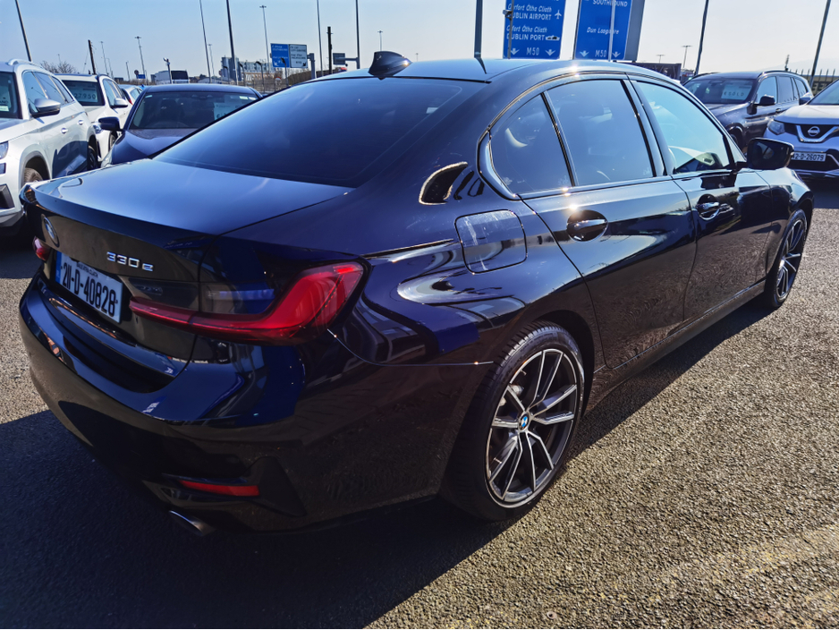 2021 BMW 3 Series - image 5