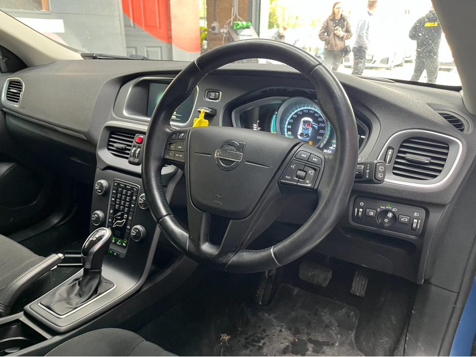 2015 Volvo V40 - image 9