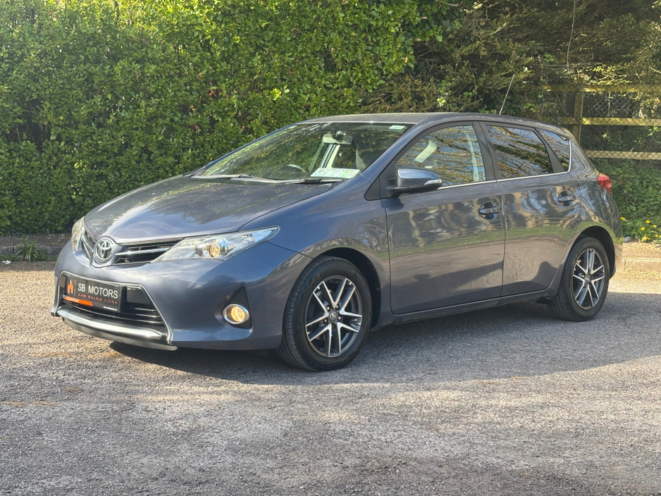 2014 Toyota Auris - image 3