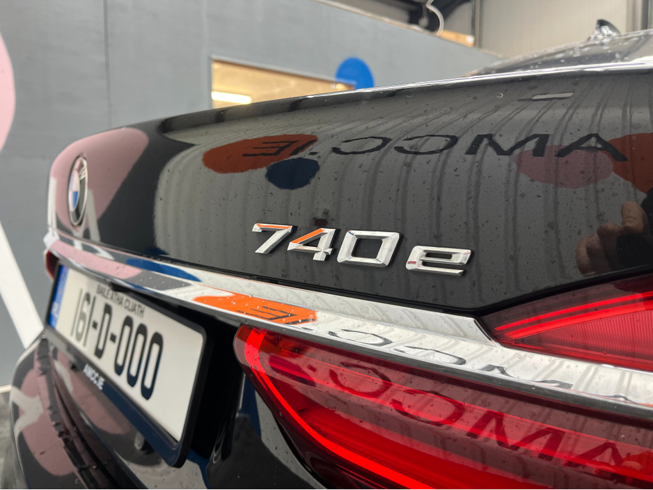 2016 BMW 7 Series - image 12