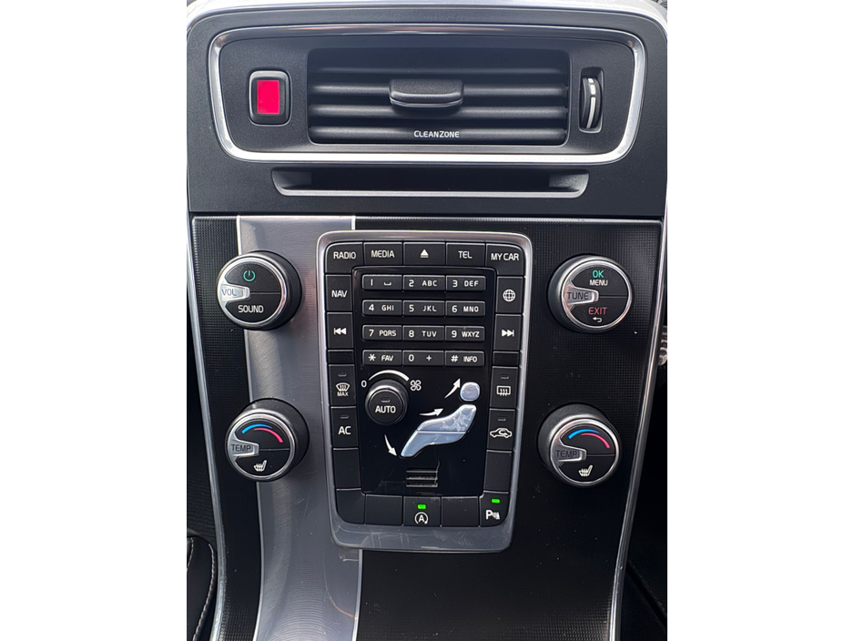 2016 Volvo V60 - image 17