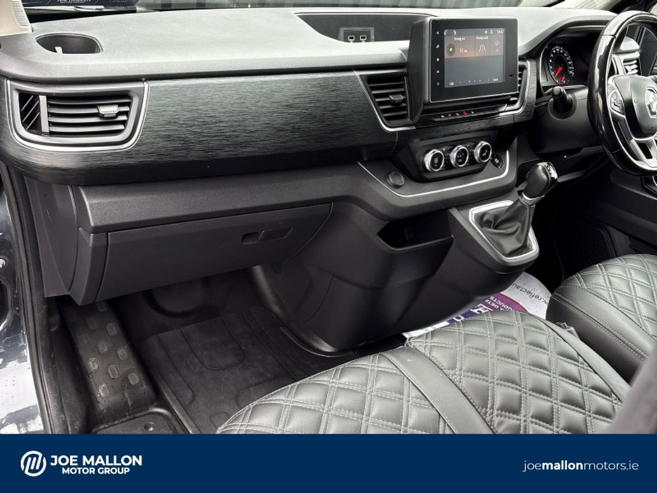 2022 Renault Trafic - image 4