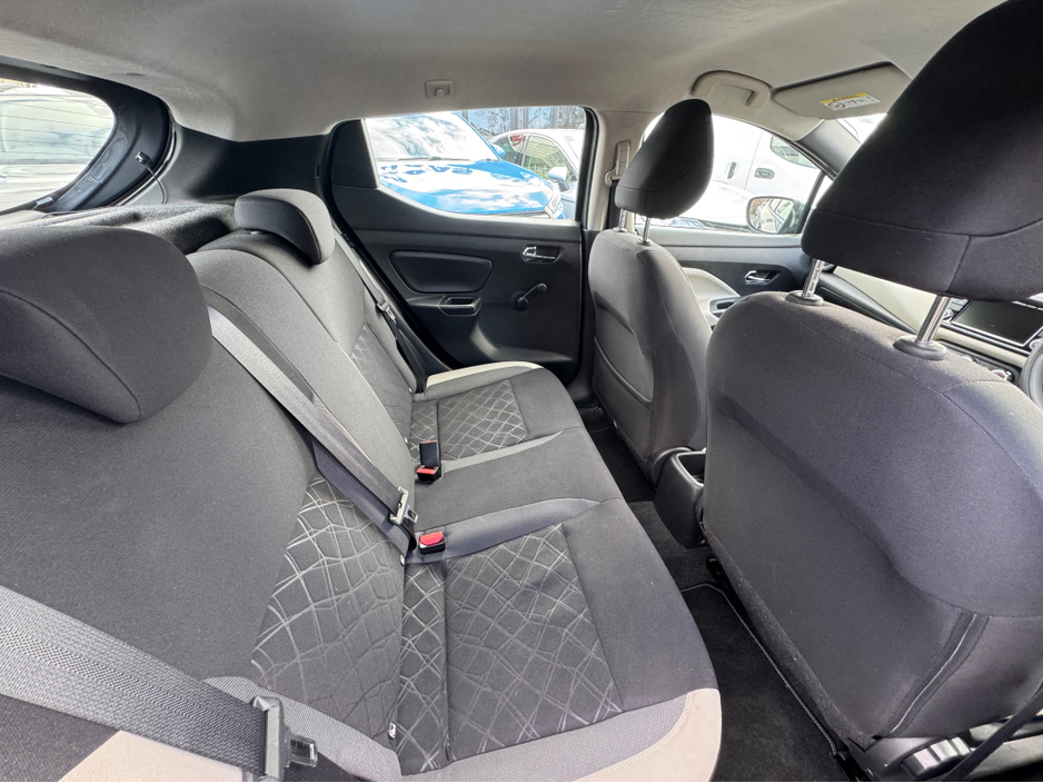 2017 Nissan Micra - image 12