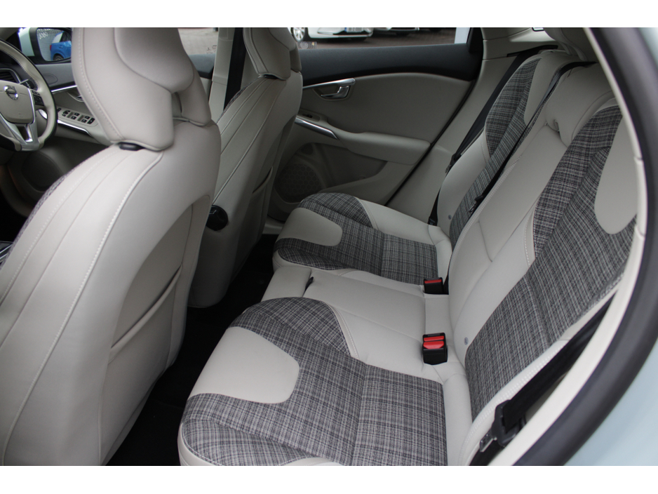 2018 Volvo V40 - image 19