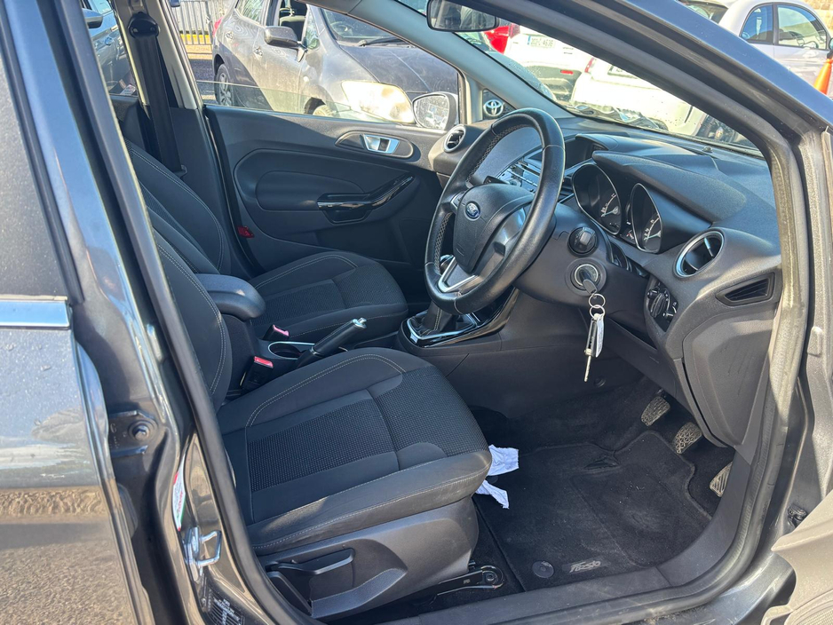 2016 Ford Fiesta - image 4