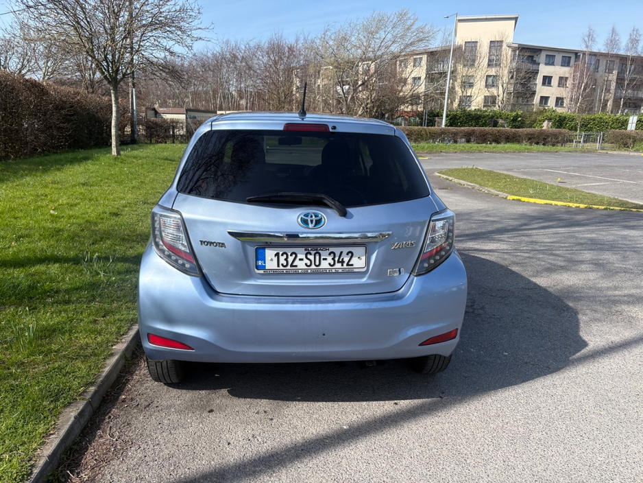 2013 Toyota Vitz - image 8