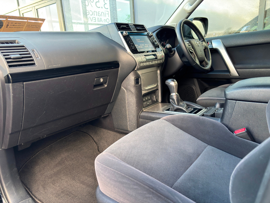 2019 Toyota Landcruiser - image 6