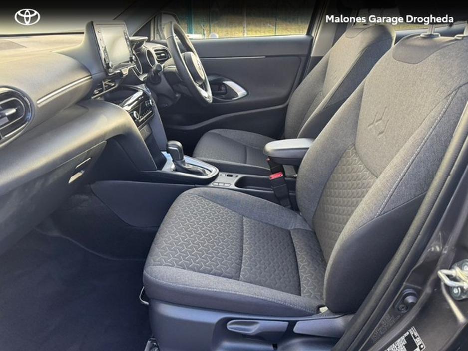 2023 Toyota Yaris Cross - image 6