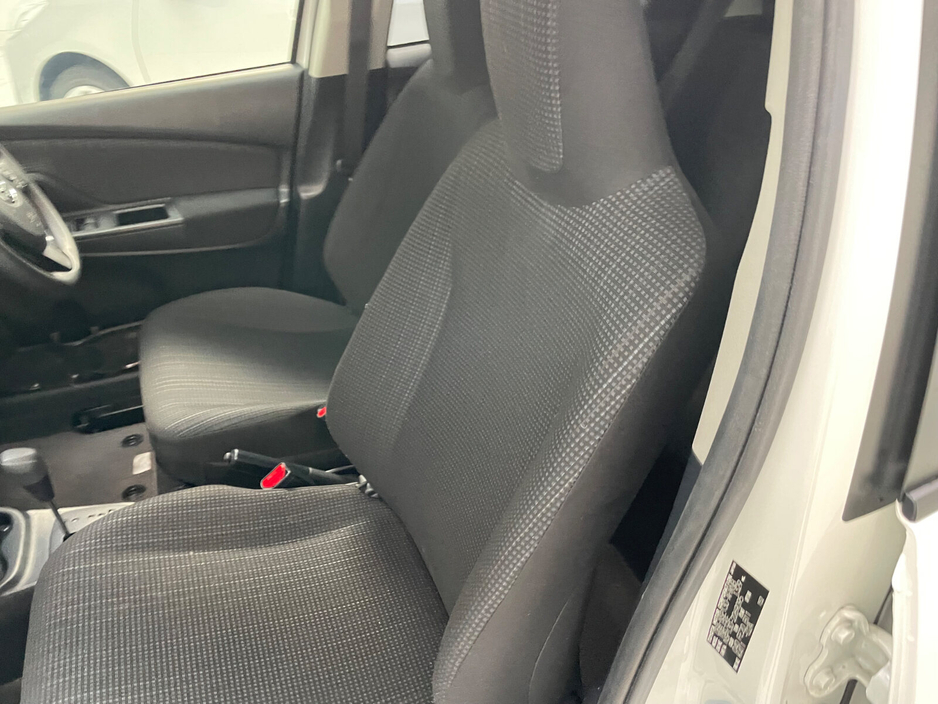 2017 Toyota Yaris - image 20