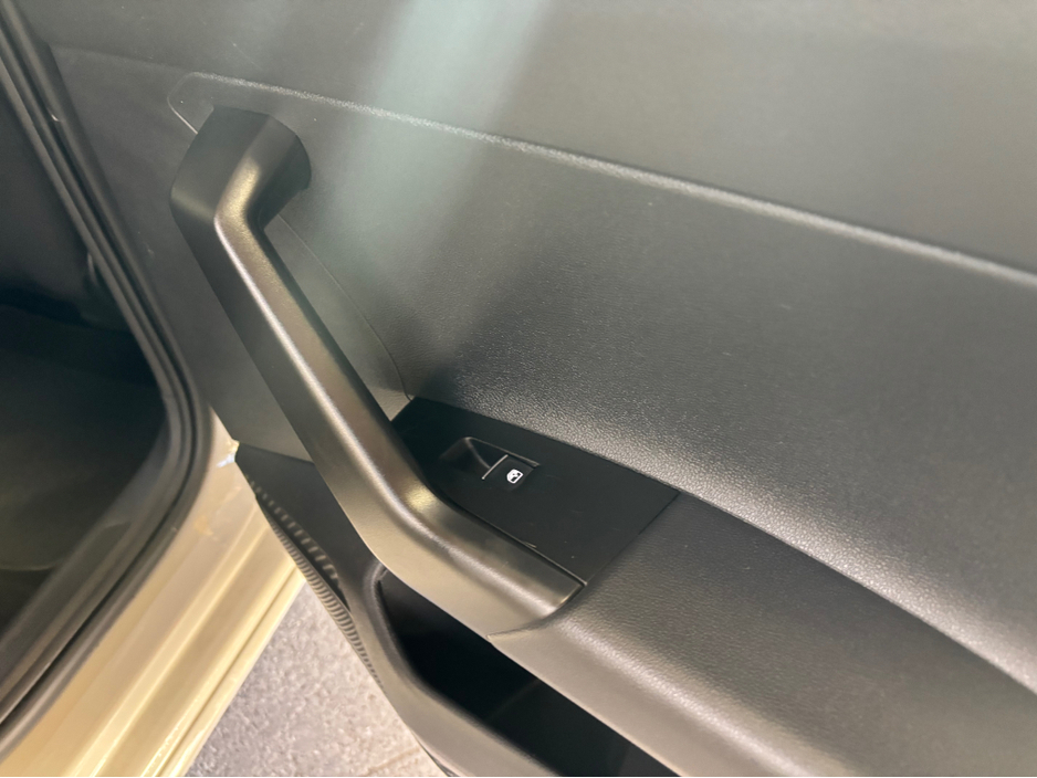 2023 Volkswagen Polo - image 11