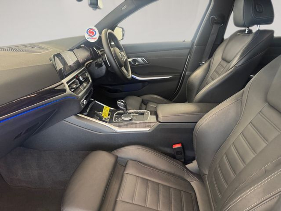 2021 BMW 3 Series - image 17