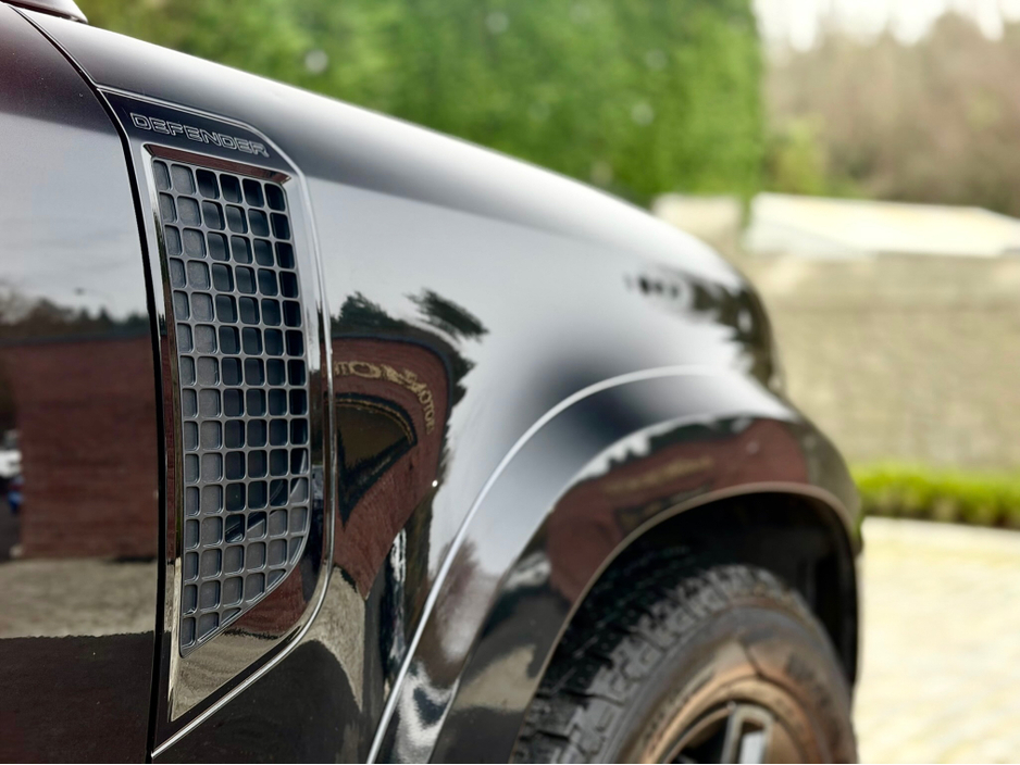 2021 Land Rover Defender - image 2