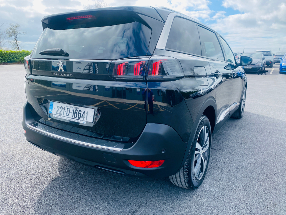 2022 Peugeot 5008 - image 6