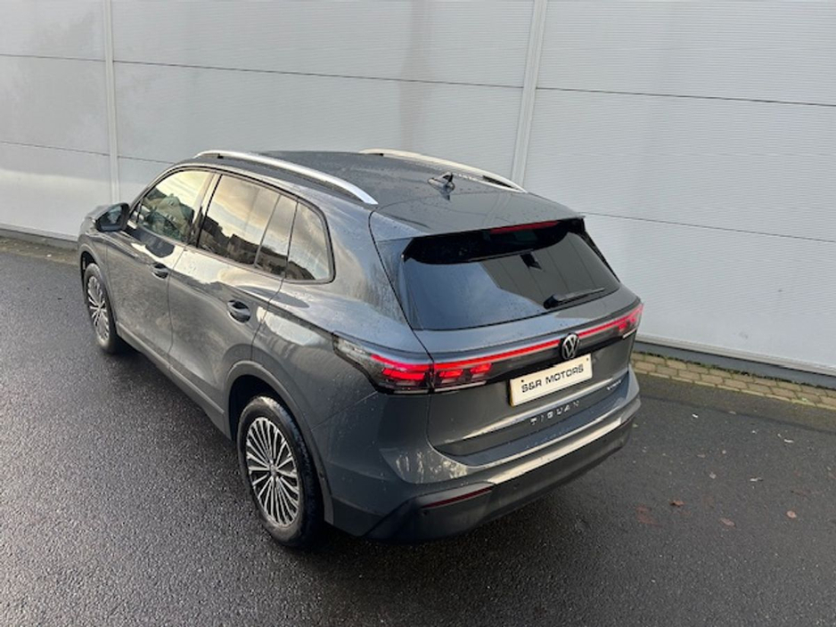 2025 Volkswagen Tiguan - image 6