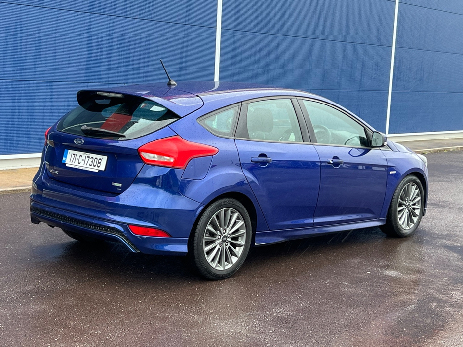 2017 Ford Focus - image 6