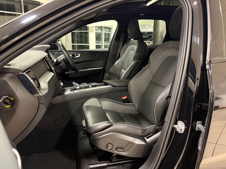 2025 Volvo XC60 - image 8