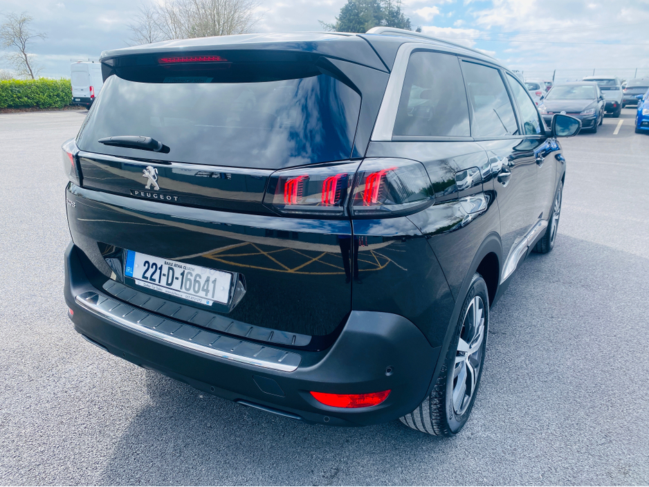 2022 Peugeot 5008 - image 5