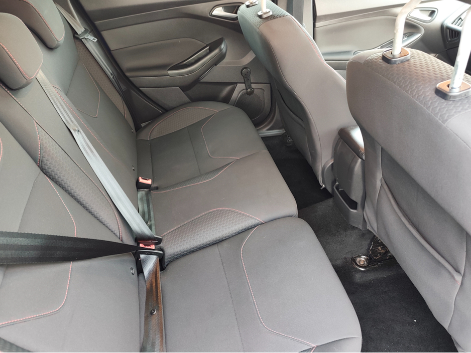 2016 Ford Focus - image 9