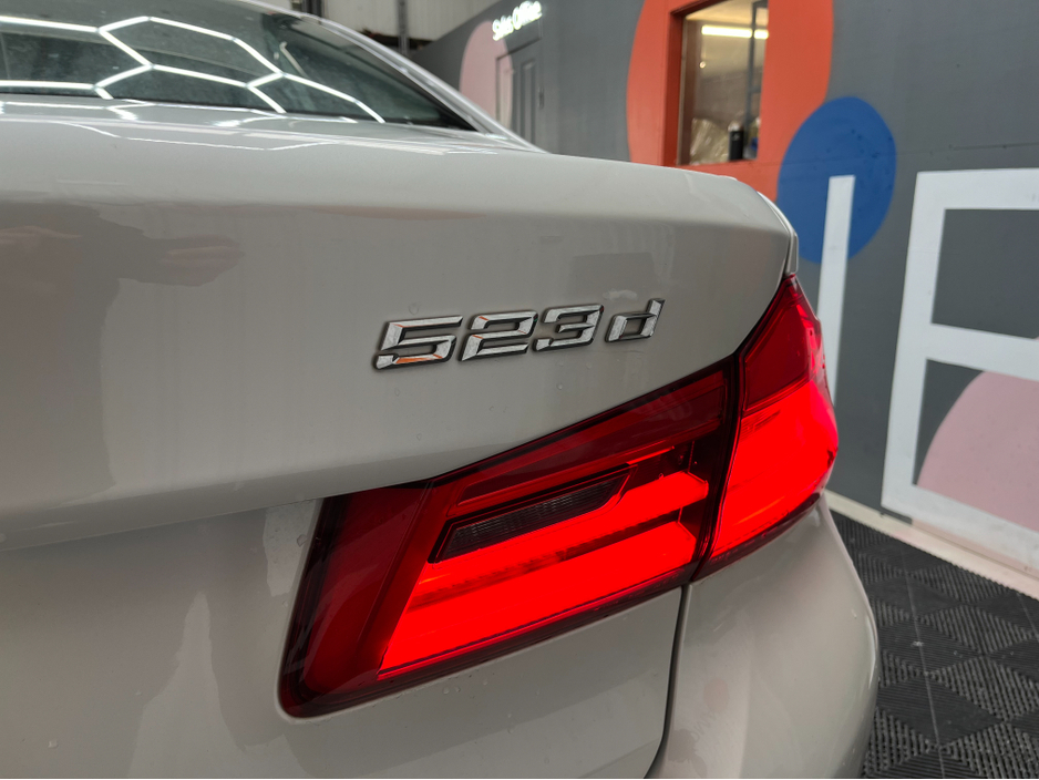 2017 BMW 5 Series - image 7