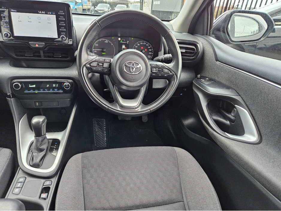 2022 Toyota Yaris - image 11