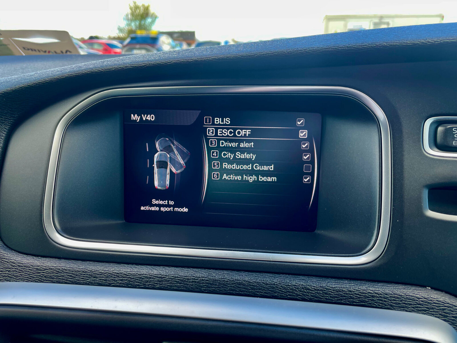 2019 Volvo V40 - image 40