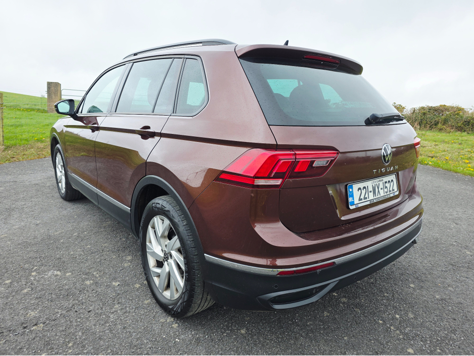 2022 Volkswagen Tiguan - image 9