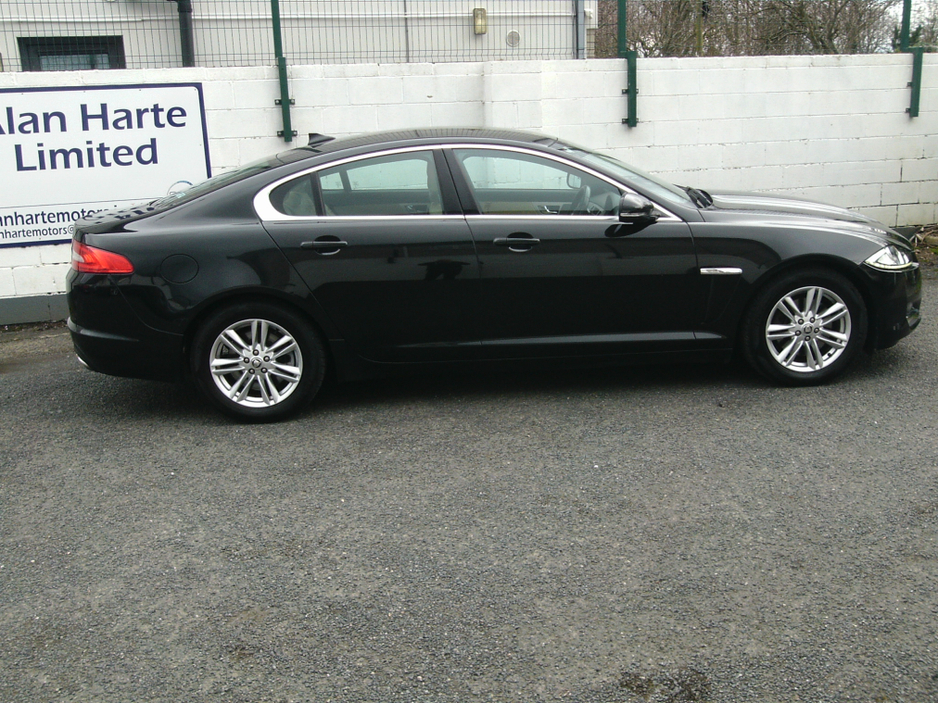 2014 Jaguar XF - image 9