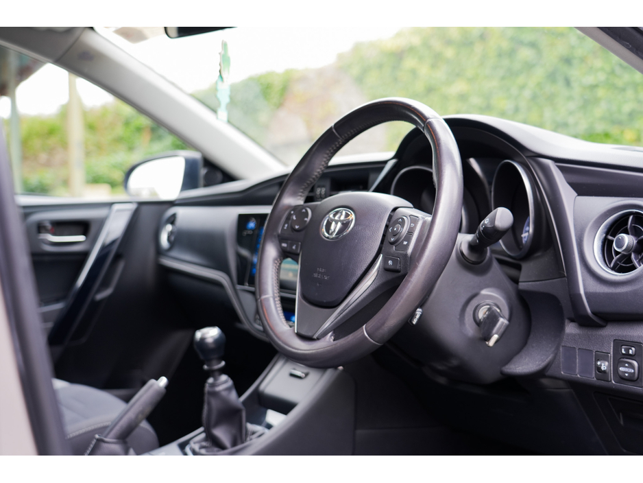 2016 Toyota Auris - image 4