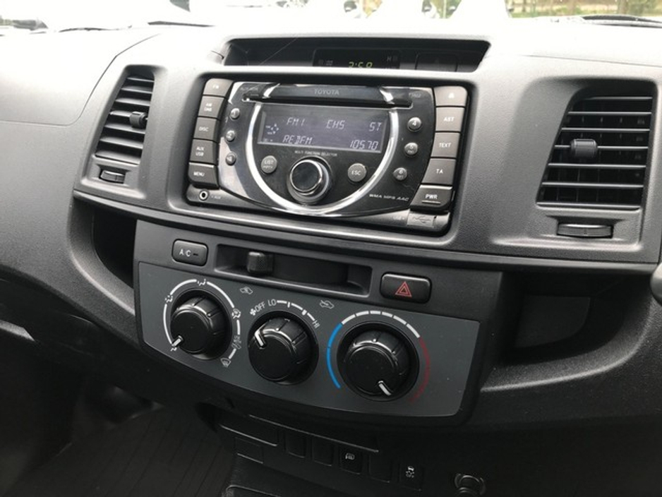 2015 Toyota Hilux - image 13