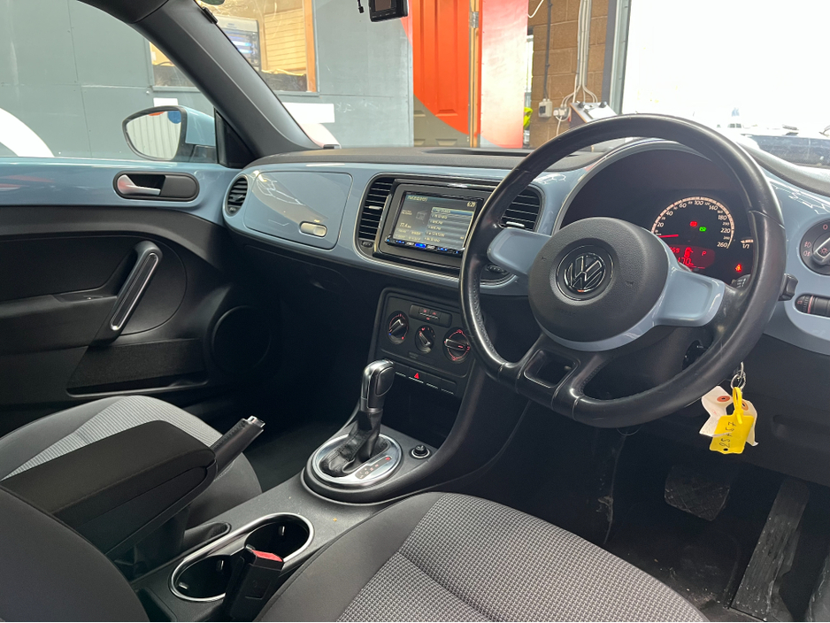 2013 Volkswagen Beetle - image 8