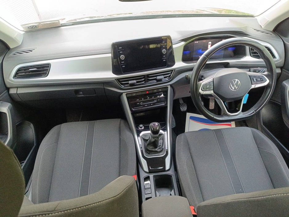 2023 Volkswagen T-Roc - image 4