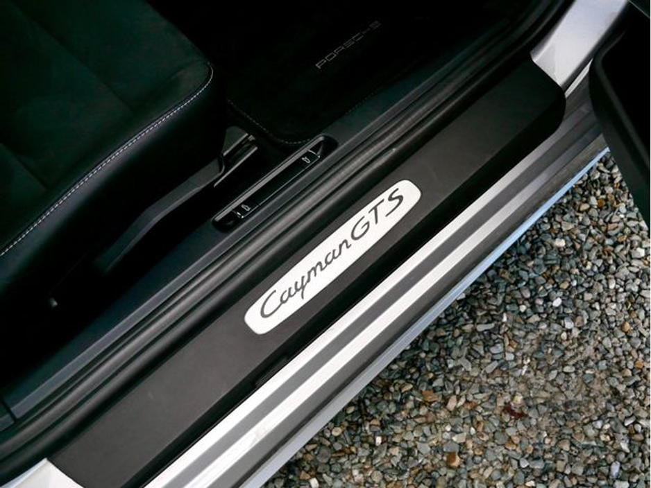 2023 Porsche Cayman - image 22