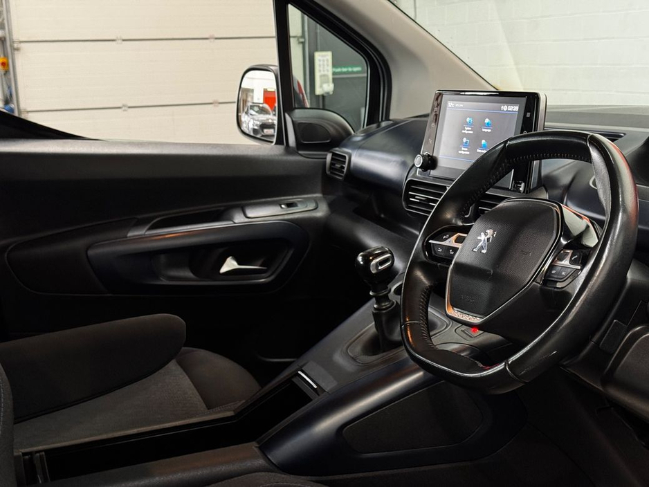 2021 Peugeot Rifter - image 11