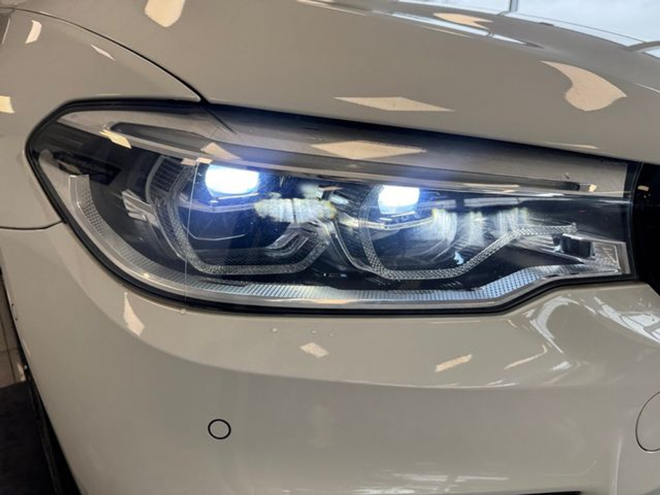 2020 BMW 5 Series - image 20