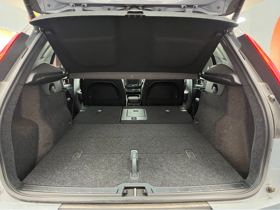 2022 Volvo XC40 - image 7