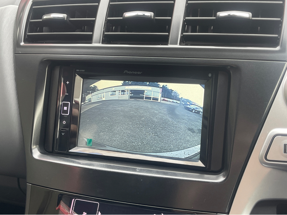 2014 Toyota Prius Alpha - image 15