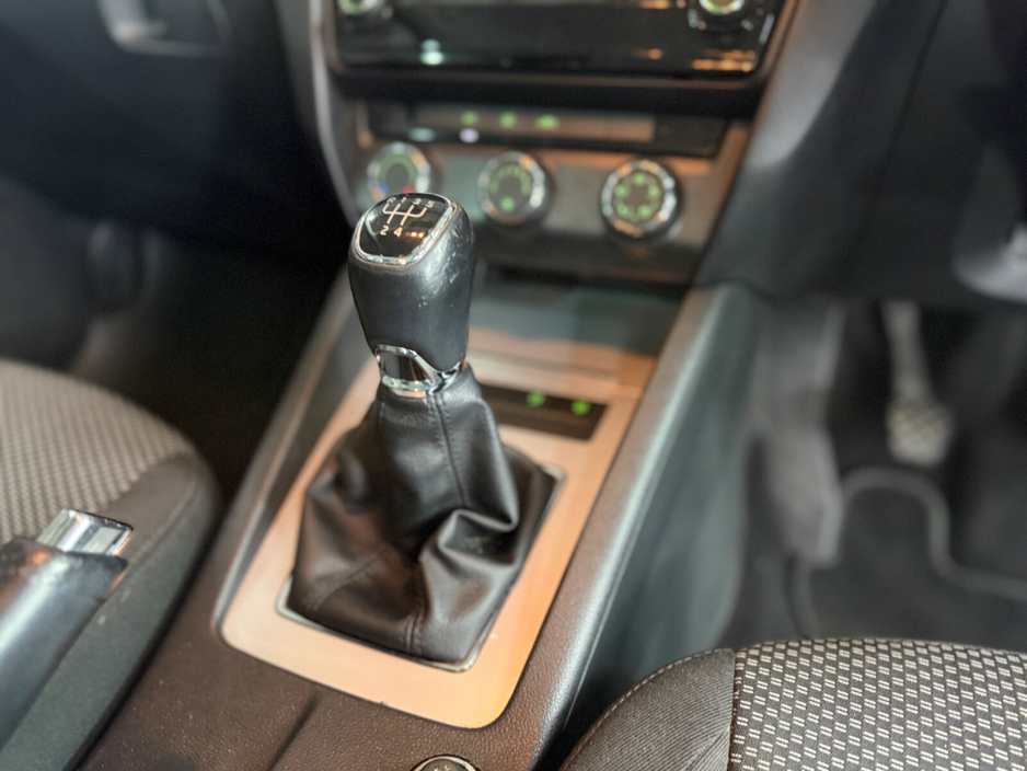 2015 Skoda Octavia - image 27