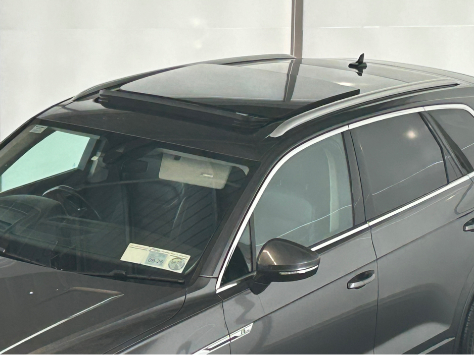 2020 Volkswagen Touareg - image 8