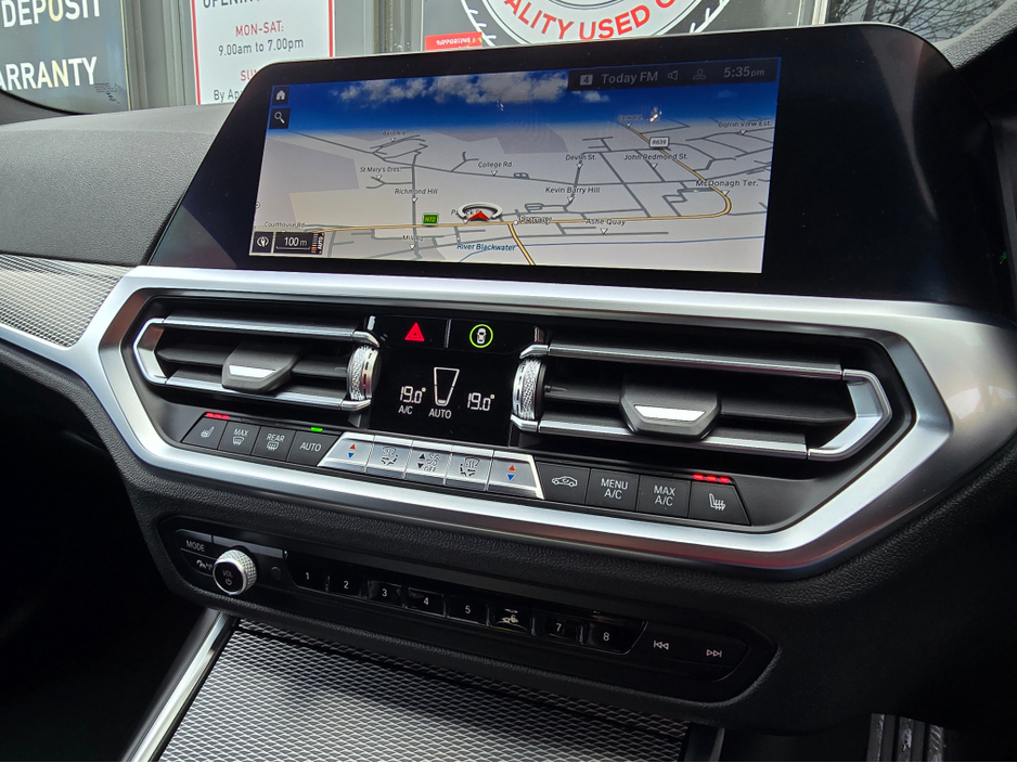 2021 BMW 3 Series - image 23