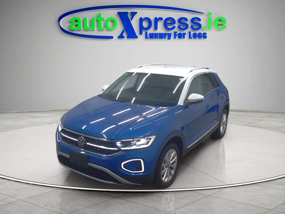 2023 Volkswagen T-Roc - image 5