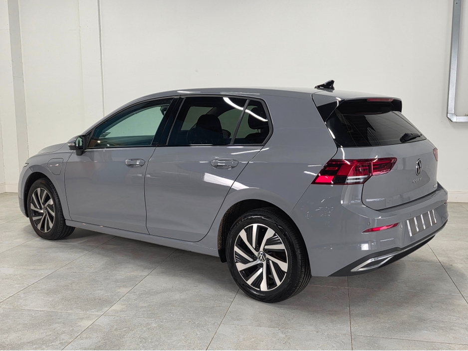 2023 Volkswagen Golf - image 13