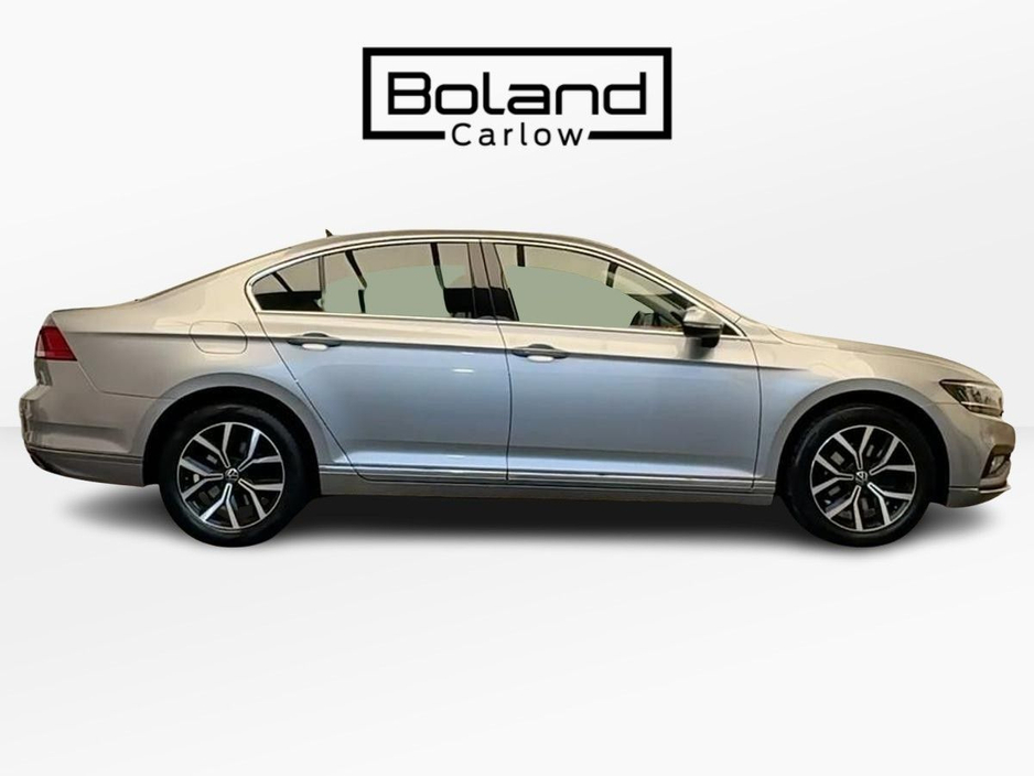 2022 Volkswagen Passat - image 4