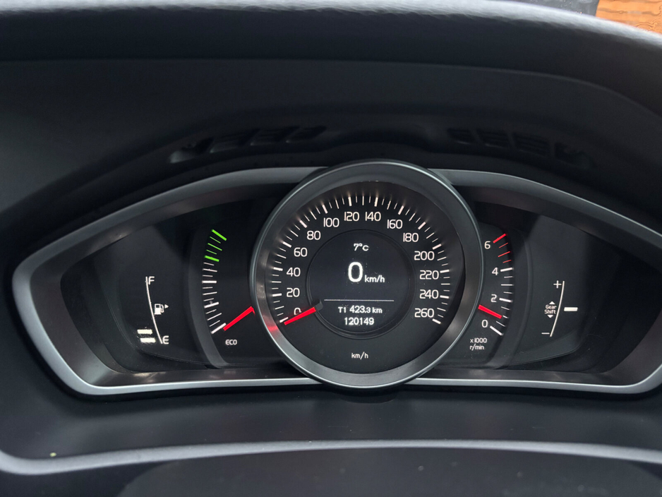 2015 Volvo V40 1.6 D2 (115hp) SE Leather €8,950