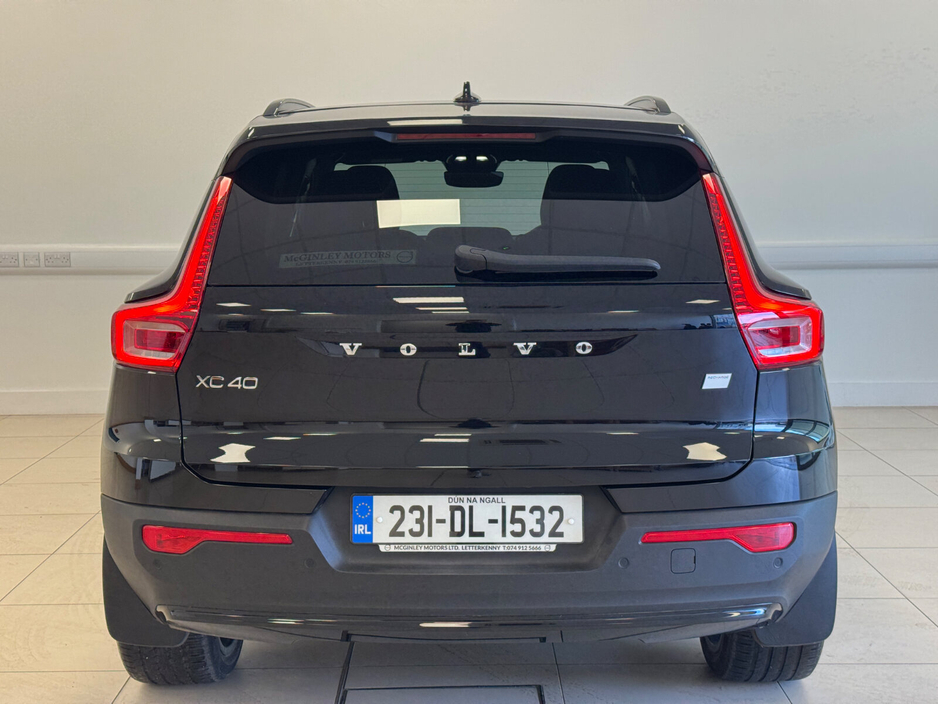 2023 Volvo XC40 - image 16